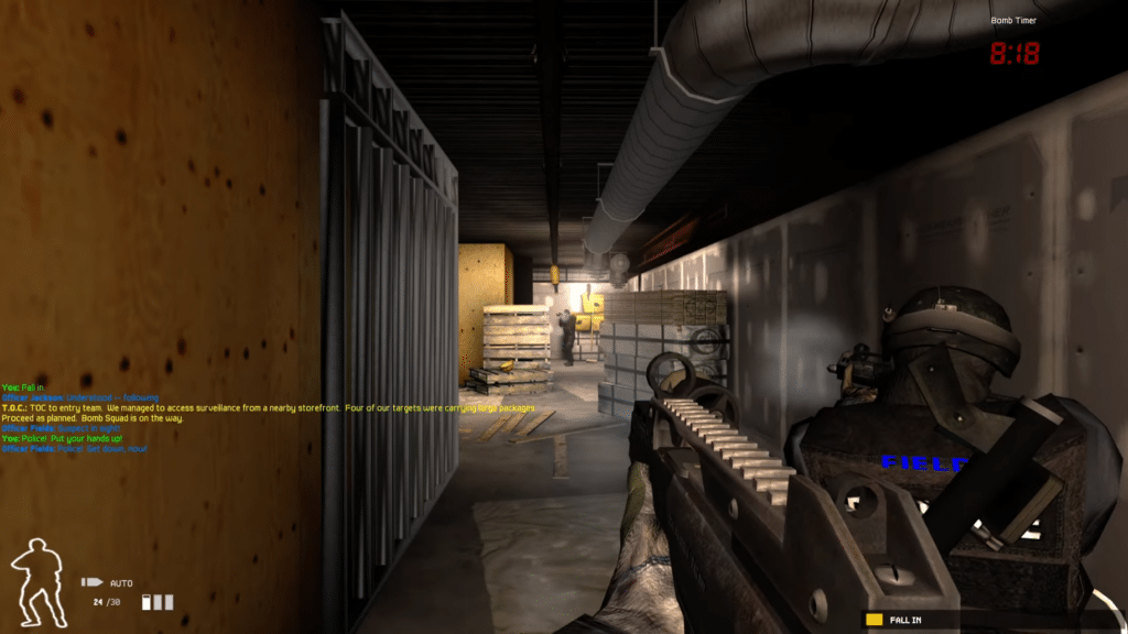 SWAT 4 gameplay, hvor spilleren og en betjent bevæger sig gennem en mørk korridor med våben klar og bombetimer på skærmen.
