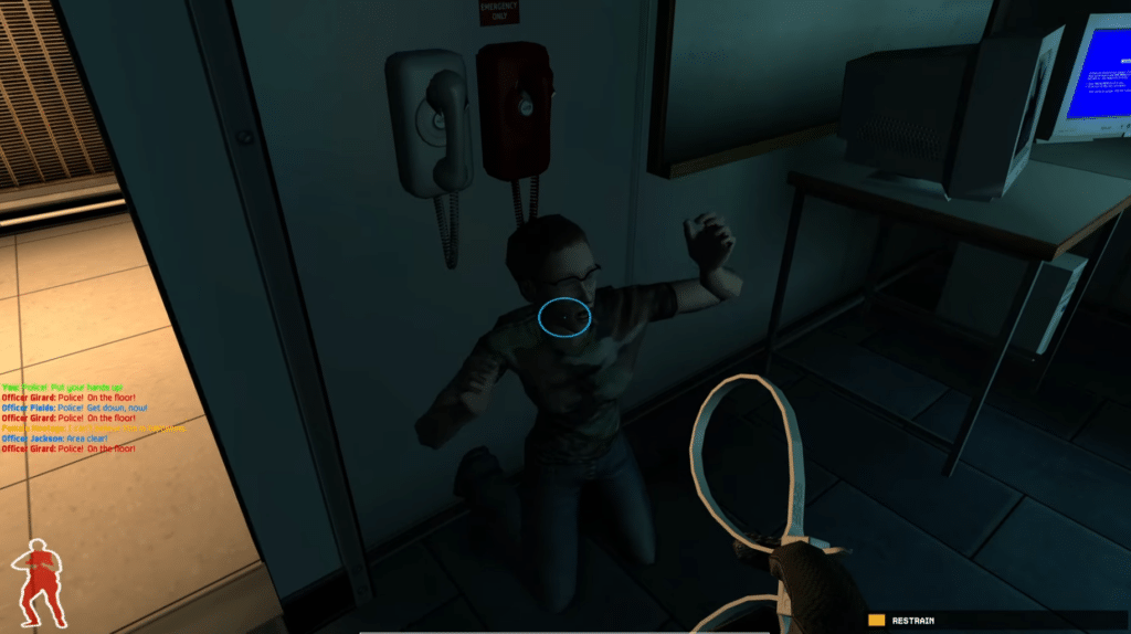 SWAT 4 gameplay, hvor en civil person knæler med hænderne oppe, mens spilleren er ved at sikre og anholde personen.