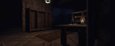 Skærmbillede fra Thief: Deadly Shadows, hvor Garrett sniger sig gennem et mørkt rum oplyst af stearinlys og lamper.