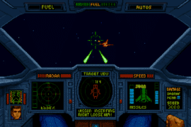 Screenshot fra vores test af Wing Commander, hvor spilleren ser ud gennem cockpittet på sit rumskib og affyrer grønne laserstråler mod et fjendtligt skib i det ydre rum. Klassisk retro DOS/VGA-grafik fra 90’erne med radar, målvisning og brændstofindikatorer synlige på skærmen.
