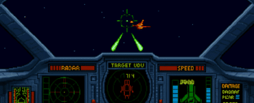 Screenshot fra vores test af Wing Commander, hvor spilleren ser ud gennem cockpittet på sit rumskib og affyrer grønne laserstråler mod et fjendtligt skib i det ydre rum. Klassisk retro DOS/VGA-grafik fra 90’erne med radar, målvisning og brændstofindikatorer synlige på skærmen.