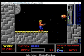 Screenshot fra vores test af Duke Nukem – Mission Moonbase, hvor Duke står på en månebaseplatform og skyder mod en flyvende robot i klassisk pixelgrafik fra DOS-æraen.