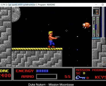 Screenshot fra vores test af Duke Nukem – Mission Moonbase, hvor Duke står på en månebaseplatform og skyder mod en flyvende robot i klassisk pixelgrafik fra DOS-æraen.