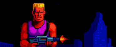 Pixel-art billede af Duke Nukem, bevæbnet og klar til kamp, stående foran en mørk bysilhuet med stjerner i baggrunden – i klassisk retro 90’er-stil.