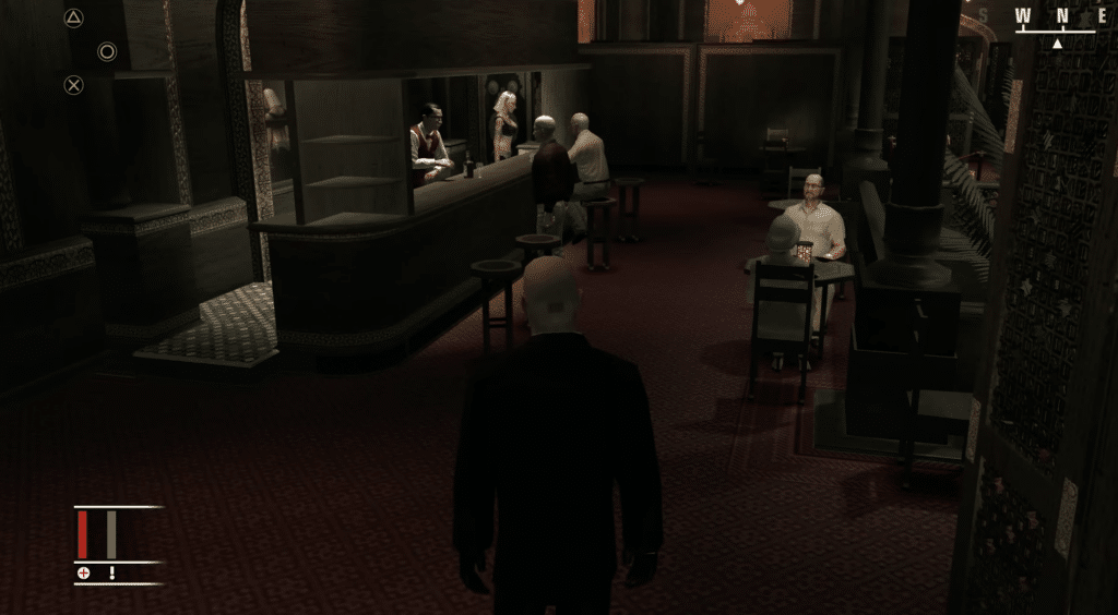 Blood-Money-Gameplay mit Agent 47 in einer dunklen Bar: Er beobachtet Gäste und sucht nach der passenden Gelegenheit, die Mission auszuführen.