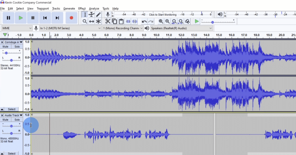 Redigering af flere lydspor i Audacity, hvor både stereo- og monooptagelser justeres i tidslinjen med synlige bølgeformer.