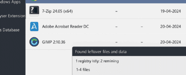 Brugerfladen i Revo Uninstaller med mørkt tema, der viser en liste over installerede programmer som Google Chrome, 7-Zip og GIMP samt et pop op-vindue med fundne restfiler og registreringsnøgler.
