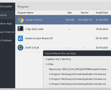 Brugerfladen i Revo Uninstaller med mørkt tema, der viser en liste over installerede programmer som Google Chrome, 7-Zip og GIMP samt et pop op-vindue med fundne restfiler og registreringsnøgler.