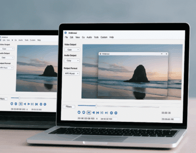 To bærbare computere – en Mac og en Windows-pc – viser Avidemux-programmet med et videoklip af en strand og klippe i solnedgang. Programvinduet viser redigeringsværktøjer og tidslinje.