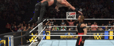 WWE 2K26 gameplay med wrestler, der springer fra hjørnet af ringen mod modstander foran et stort publikum.