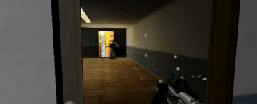 Gameplay-scene fra Project IGI hvor spilleren sigter med et MP5-våben ned ad en korridor mod en bevæbnet fjende under en infiltration i en militærbase