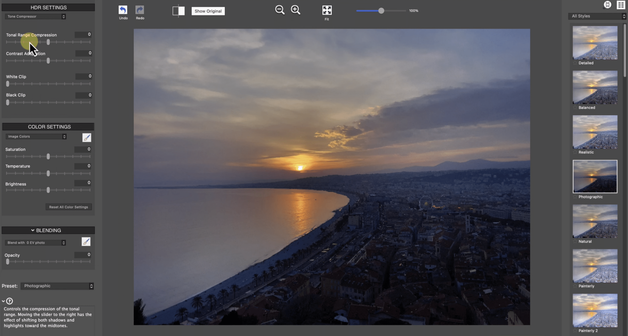 Photomatix-visning med HDR-redigering av solnedgang over kystby, der tone mapping, fargeinnstillinger og forhåndsinnstillinger justeres i brukergrensesnittet.