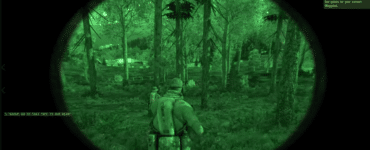 Screenshot fra ARMA 2, hvor en soldat bevæger sig gennem en skov om natten med night vision aktiveret.