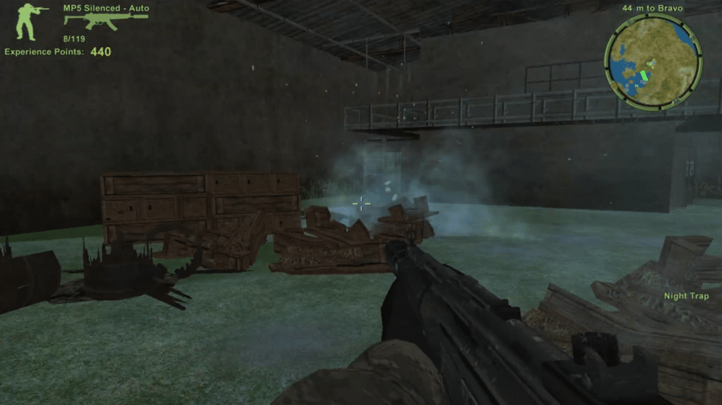 Screenshot fra Delta Force: Xtreme 2, hvor spilleren angriber en fjendtlig base indefra med MP5 Silenced og minimap synligt på skærmen.