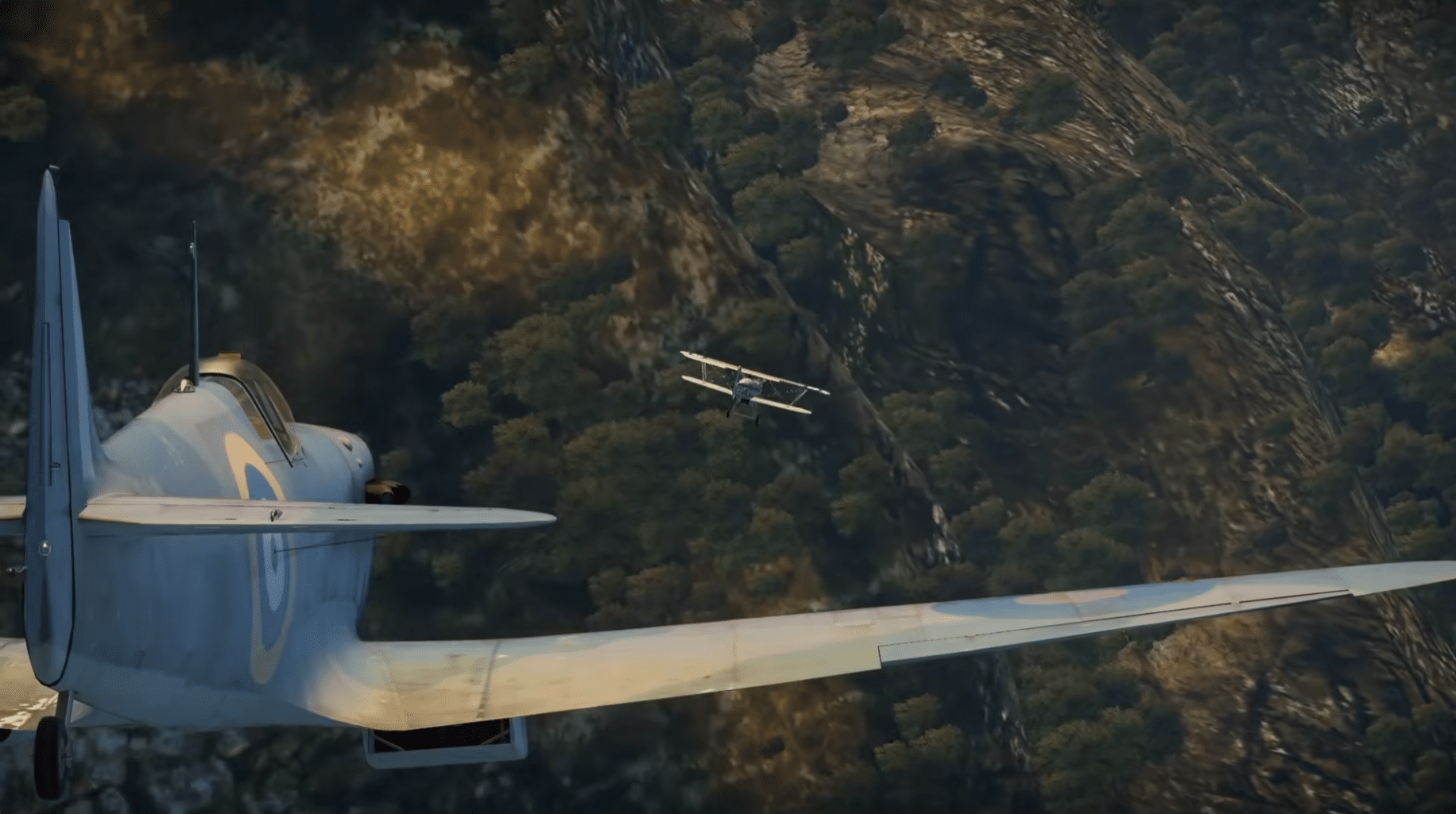 IL-2 Sturmovik esittää intensiivisen ilmataistelun, jossa klassinen hävittäjä jahtaa viholliskonetta vuoristoisen maiseman yllä.