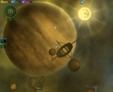 Gameplay fra Space Pirates and Zombies, hvor et lille rumskib flyver forbi en stor planet og en rumstation i det ydre rum.