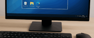 Screenshot Windows – skrivebord med åben Windows-skærm og tydeligt markeret udsnit til skærmbillede, tastatur og mus på træbord.