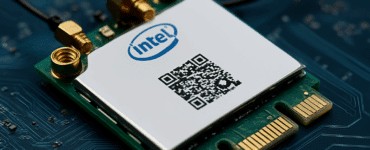 Nærbillede af en Wi-Fi-chip monteret på et computerbundkort, der repræsenterer trådløs netværksteknologi fra Intel.