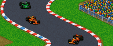 Top-down pixelgrafik af racerbiler på en snoet asfaltbane med farverige tribuner og tilskuere i baggrunden – retro 2D racerspil i klassisk arcade-stil.