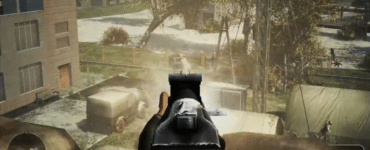 Gameplay fra Chernobyl Terrorist Attack, hvor spilleren sigter med et maskingevær mod fjender i et støvet område ved Tjernobyl.