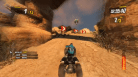 Gameplay fra Nail’d, hvor spilleren kører ATV gennem en støvet ørkenbane med klippevægge, skarpe sving og høj fart.