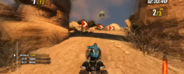 Gameplay fra Nail’d, hvor spilleren kører ATV gennem en støvet ørkenbane med klippevægge, skarpe sving og høj fart.