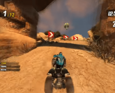 Gameplay fra Nail’d, hvor spilleren kører ATV gennem en støvet ørkenbane med klippevægge, skarpe sving og høj fart.