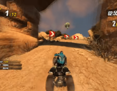 Gameplay fra Nail’d, hvor spilleren kører ATV gennem en støvet ørkenbane med klippevægge, skarpe sving og høj fart.