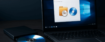 En bærbar computer med ImgBurn åbent på skærmen, forbundet til et eksternt CD/DVD-drev, hvor en blank disk er isat – alt placeret på et mørkt skrivebord i moderne omgivelser.