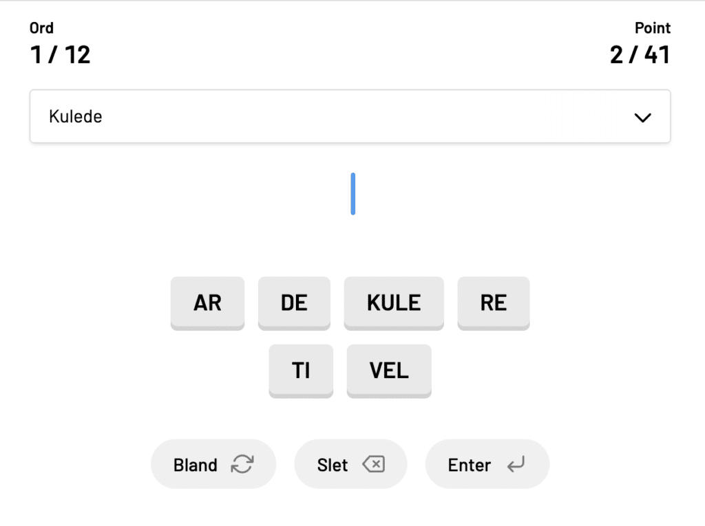 Skærmbillede af det danske ordspil Splejser, hvor spilleren skal danne ordet “Kulede” ved at kombinere stavelserne AR, DE, KULE, RE, TI og VEL. Spillet viser point og ordstatus samt knapper til bland, slet og enter.