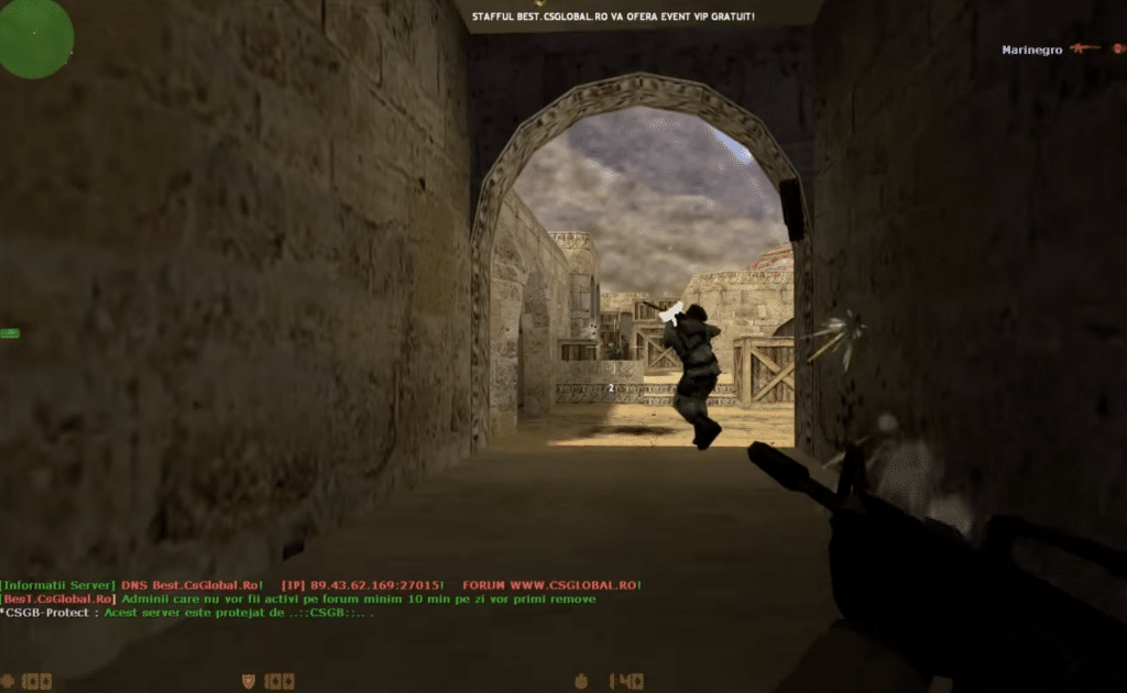 Counter-Strike 1.6 gameplay med skudveksling i en stenpassage på en klassisk ørkenbane.