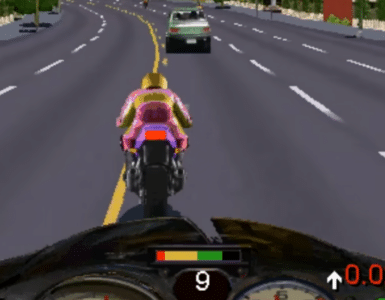 Road Rash gameplay med motorcykel på motorvej, hvor du jagter en modstander og undgår biler i trafikken