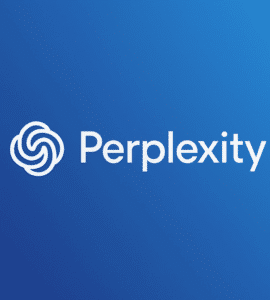 Perplexity-logo på blå baggrund med glidende gradient fra mørk til lys blå. Logoet består af et hvidt, abstrakt, snoet symbol efterfulgt af teksten "Perplexity" i moderne sans-serif skrifttype.