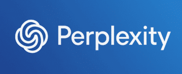 Perplexity-logo på blå baggrund med glidende gradient fra mørk til lys blå. Logoet består af et hvidt, abstrakt, snoet symbol efterfulgt af teksten "Perplexity" i moderne sans-serif skrifttype.
