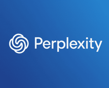 Perplexity-logo på blå baggrund med glidende gradient fra mørk til lys blå. Logoet består af et hvidt, abstrakt, snoet symbol efterfulgt af teksten "Perplexity" i moderne sans-serif skrifttype.