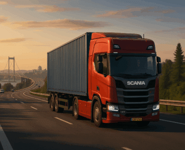 En rød Scania-lastbil med blå container kører på motorvej ved solnedgang med en hængebro og by i baggrunden.