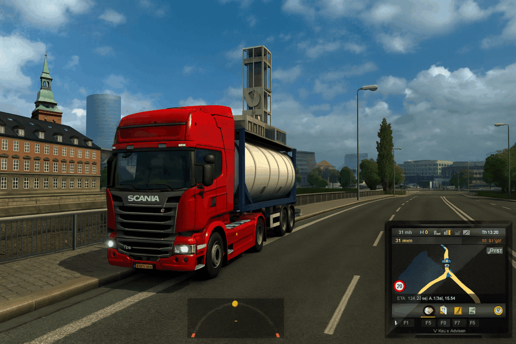 En rød Scania-lastbil med tanktrailer kører gennem en dansk by i Euro Truck Simulator 2, med Aarhus Rådhus og moderne bygninger i baggrunden, samt GPS-display i hjørnet.