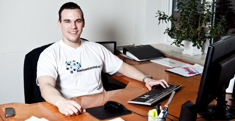 Martin Jørgensen ved skrivebordet under lanceringen af Downloadcentral.no i 2012.