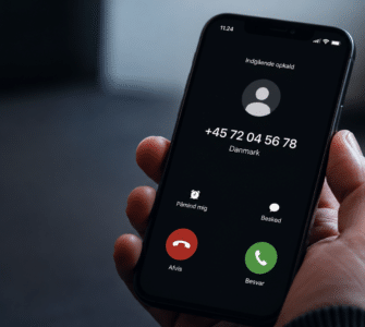 Ukendt dansk telefonnummer ringer på en smartphone – illustration til guide om at finde ud af, hvem der ringer.