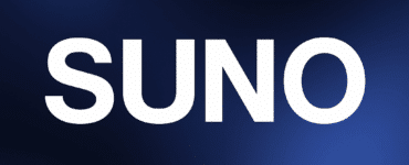 SUNO-logo med hvid tekst på mørk blå baggrund med bløde lysbølger – stilrent og digitalt udtryk.