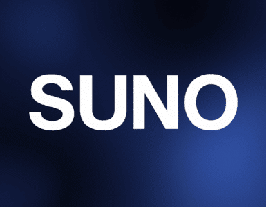 SUNO-logo med hvid tekst på mørk blå baggrund med bløde lysbølger – stilrent og digitalt udtryk.