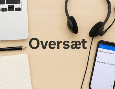 Et skrivebord med oversættelsesværktøjer – en bærbar computer, notesbog, kuglepen, headset og en smartphone med oversættelsesapp – med ordet "Oversæt" skrevet i midten på træoverfladen.