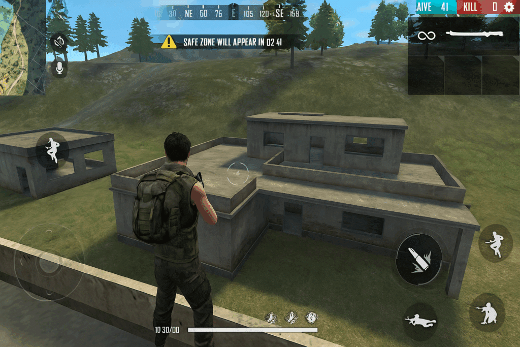 En skärmdump från Garena Free Fire, där en spelare står på taket av en byggnad med utsikt mot en annan tom byggnad i ett grönt landskap. Spelets HUD visar karta, antal spelare kvar och kontrollknappar på skärmen.