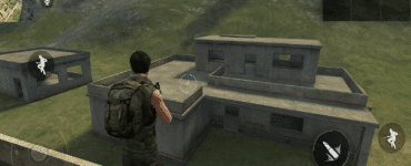 Et screenshot fra Garena Free Fire, hvor en spiller står på taget af en bygning med udsigt til en anden tom bygning i et grønt landskab. Spillets HUD viser kort, antal spillere tilbage og kontrolknapper på skærmen.