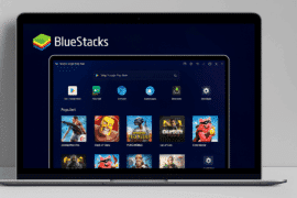 Screenshot af BlueStacks emulator på en bærbar Windows 11 PC med Google Play og populære spil som Free Fire, Clash of Clans, PUBG Mobile og Call of Duty vist på startskærmen.