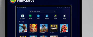 Screenshot af BlueStacks emulator på en bærbar Windows 11 PC med Google Play og populære spil som Free Fire, Clash of Clans, PUBG Mobile og Call of Duty vist på startskærmen.