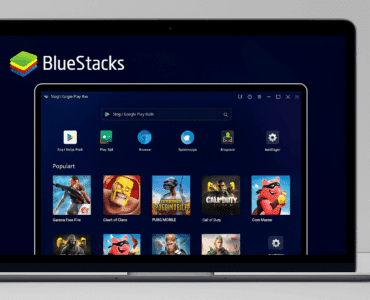 Screenshot af BlueStacks emulator på en bærbar Windows 11 PC med Google Play og populære spil som Free Fire, Clash of Clans, PUBG Mobile og Call of Duty vist på startskærmen.
