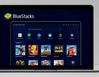 Screenshot af BlueStacks emulator på en bærbar Windows 11 PC med Google Play og populære spil som Free Fire, Clash of Clans, PUBG Mobile og Call of Duty vist på startskærmen.
