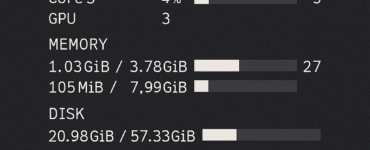 Screenshot af Conky systemmonitor på Linux med gennemsigtige widgets, der viser CPU- og GPU-forbrug, RAM-status, diskplads og netværkshastigheder i realtid med en minimalistisk hvid tekst på mørk baggrund.