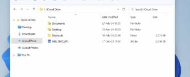Screenshot af Windows 11 Stifinder med iCloud Drive åbent. I venstre menu ses iCloud Drive og iCloud Photos, mens hovedvinduet viser mapperne Documents, Desktop, Shortcuts samt billedfilen IMG_0842.JPG, som er synkroniseret fra iPhone.